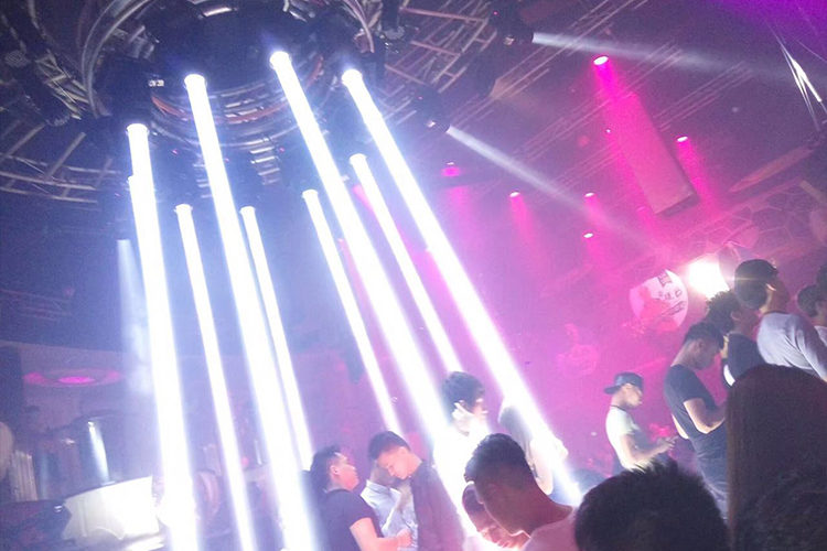 炫目震撼的酒吧舞台灯光，平博为您泛起