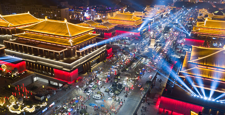 文旅景观亮化为古城增添动力，西安"现代唐人街"谱写新的绚烂