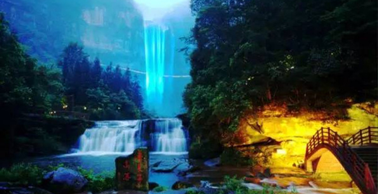 周围山夜景灯光秀，夜幕下的七彩瀑布舞美灯光